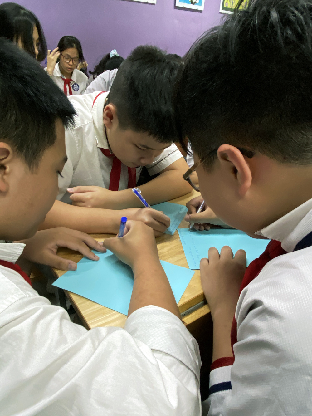 Các em gửi lời động viên vào món quà đặc biệt.